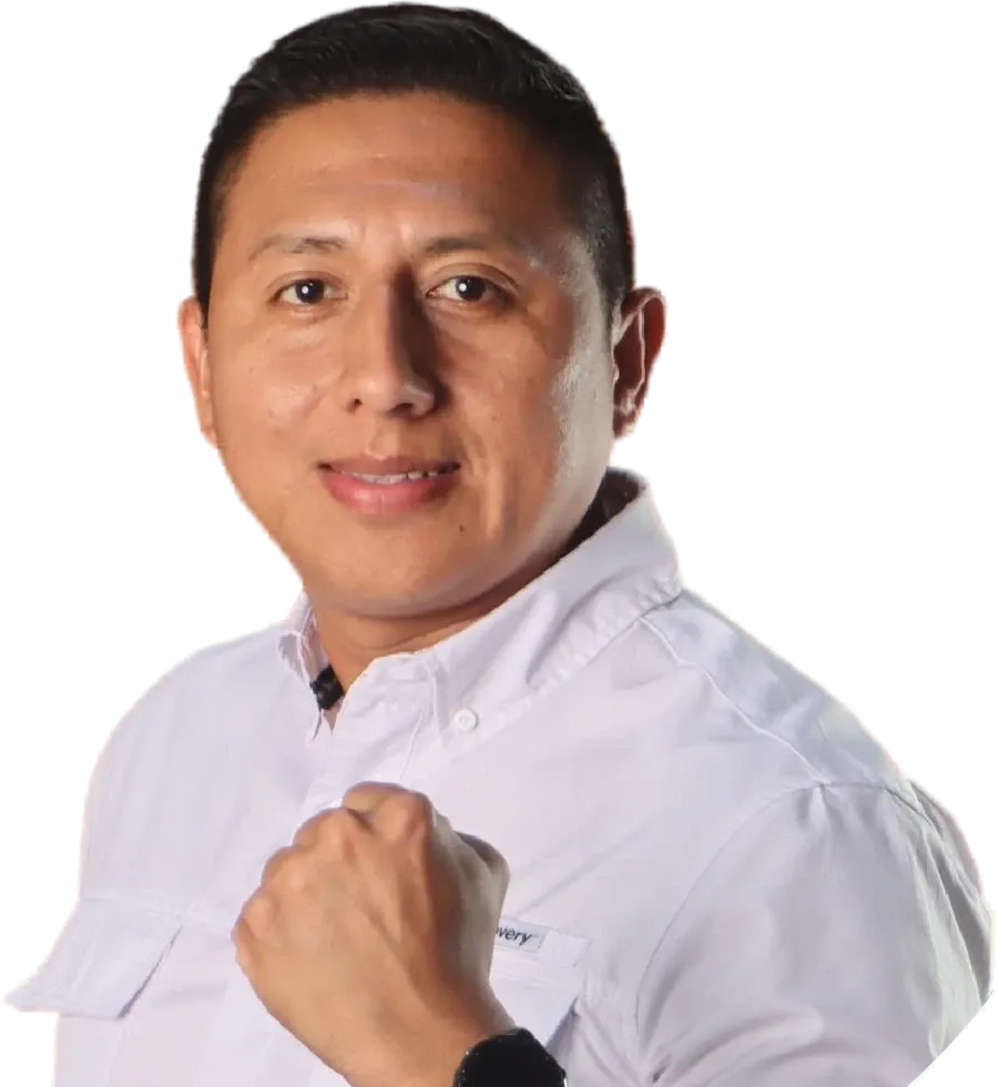 Luigi Holguín con el puño en alto